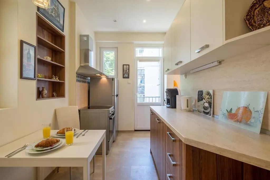 Very Central & Aristocratic 2 Bedroom Apartment With Air Conditioning Sofia 0*,  Bulgarije