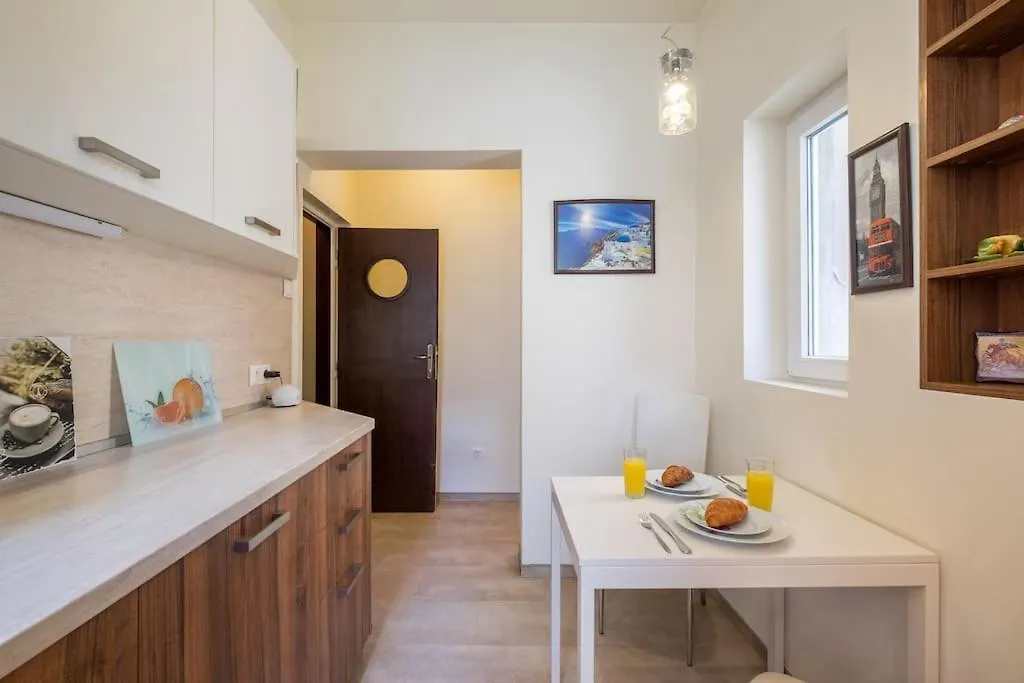 Very Central & Aristocratic 2 Bedroom Apartment With Air Conditioning Sofia Bulgarije